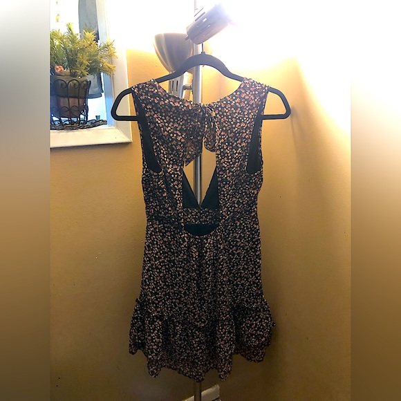 Very cute summer dress, low cut in front and open back. - Picture 2 of 3